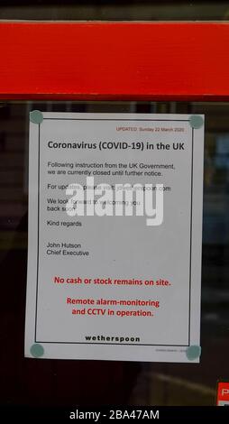 Coronavirus COVID-19 UK 2020. Das Vereinigte Königreich geht in den Sperrverstoß, um die Verbreitung des Coronavirus COVID-19 zu verlangsamen. Die Regierung hat den Auftrag, Geschäfte zu schließen und die Öffentlichkeit zu Hause zu bleiben. Abgebildet, ein Schild an der Tür einer JD Wetherspoon Kneipe in Stroud, Gloucestershire, Großbritannien. Von Gavin Crilly Photography, KEIN VERKAUF, KEIN SYNDICATION Kontakt für weitere Informationen Mob: 07810638169 Web: www.pressphotographergloucestershire.co.uk E-Mail: gavincrilly@gmail.com das fotografische Urheberrecht (© 2015) wird ausschließlich vom Ersteller der Werke zu jeder Zeit beibehalten und verkauft, syndizierung oder bietet das Werk an Stockfoto