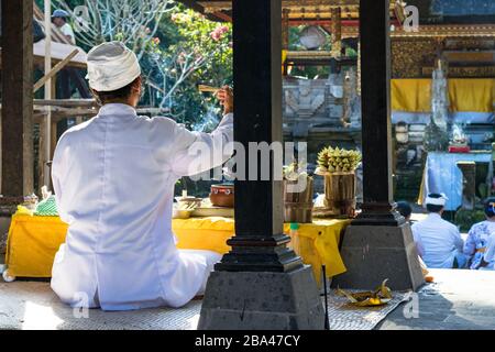 Bali, Indonesien 27. juni 2017: Buddhisten beten im Tempel von Tyrta Empul in Bali, Indonesien. Es hat heiliges Wasser, in dem Hindu-Bali-Menschen für Reinigungsrituale gehen. Stockfoto