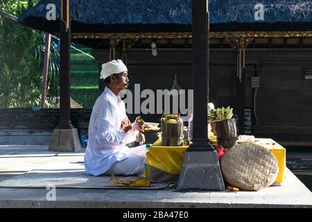 Bali, Indonesien 27. juni 2017: Buddhisten beten im Tempel von Tyrta Empul in Bali, Indonesien. Es hat heiliges Wasser, in dem Hindu-Bali-Menschen für Reinigungsrituale gehen. Stockfoto