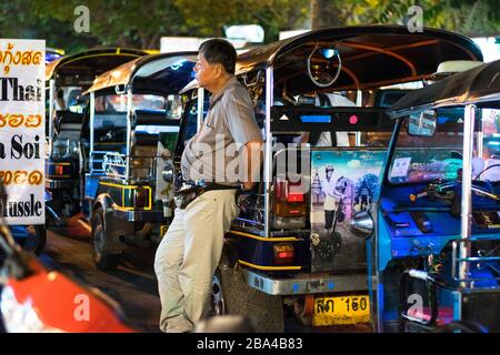 Chiang Mai, Thailand 9. April 2017: Tuk-tuk Moto Taxi auf der Straße in Chiang Mai. Das berühmte Moto-Taxi von Thailand mit dem Namen Tuk-tuk ist ein Wahrzeichen der Stadt und ein beliebter Verkehrsweg. Stockfoto