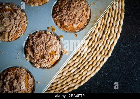 Bananenmuffins mit Krümeloberteil Stockfoto