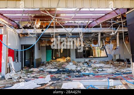 Ein Unternehmen bleibt ein Jahr nach dem Hurrikan Michael, 21. September 2019, in Panama-Stadt, Florida, beschädigt. Stockfoto