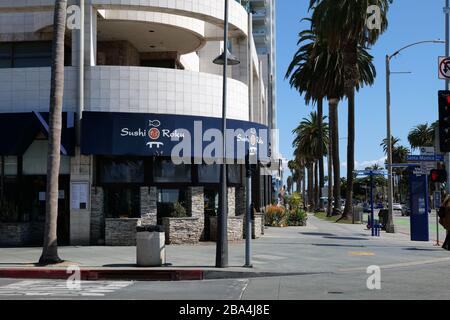 Santa Monica, CA/USA - 21. März 2020: Gehobenes Sushi-Restaurant in Santa Monica während der Quarantäne des Coronavirus geschlossen Stockfoto