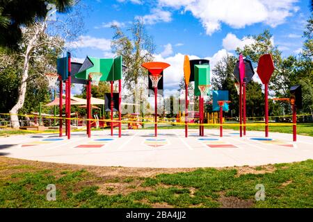 Los Angeles, Kalifornien/USA - Yellow Caution Tape, Minidspielplatz und Basketballnetze dahinter. Minicind-Spielplatz schließt auf COVID-19 Quarantäne in CA. Stockfoto