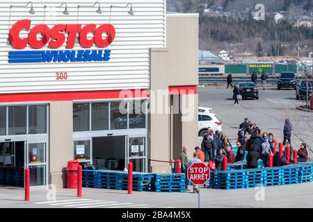 Saint John, NB, Kanada - 25. März 2020: Kunden von Costco Line bis zum Eintritt. Die im Inneren zulässige Anzahl ist aufgrund der COVID-19-Pandemie eingeschränkt. Stockfoto