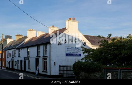 Ländliche Meeresfrüchte-Bar Restaurant Irland, Blick auf die Straße Nancy's Seafood Bar, ein weiß getünchten Steingebäude an einem sonnigen Herbstabend in Ardara Donegal Stockfoto