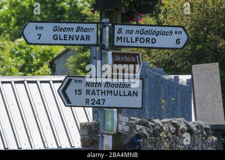 Straßen signiert das County Donegal Dorf Kerrykeel und gibt Anweisungen zu anderen Städten und Dörfern auf der Fanad-Halbinsel, County Donegal, Irland. Stockfoto