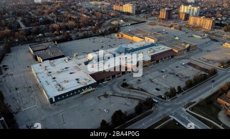 März 2020, London Ontario Kanada. Westmount Mall ist wegen COVID19/Coronavirus während der Hauptverkehrszeiten geschlossen. Stockfoto