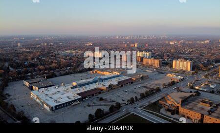 März 2020, London Ontario Kanada. Westmount Mall ist wegen COVID19/Coronavirus während der Hauptverkehrszeiten geschlossen. Stockfoto