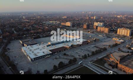 März 2020, London Ontario Kanada. Westmount Mall ist wegen COVID19/Coronavirus während der Hauptverkehrszeiten geschlossen. Stockfoto