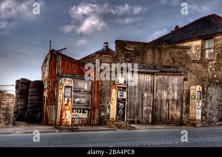 Alte Garage, alte Tankstelle, Vintage-Shop. Robust und rustikal. Wie der alte Westen oder die Route 66 Stockfoto