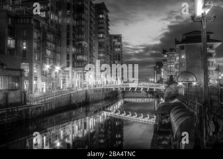 Architektonische Brücken und Piers. Modern, viktorianisch oder industriell. Szenen mit Brücke oder Pier mit Wasser, Kanal, See, Strand oder Fluss. Stockfoto