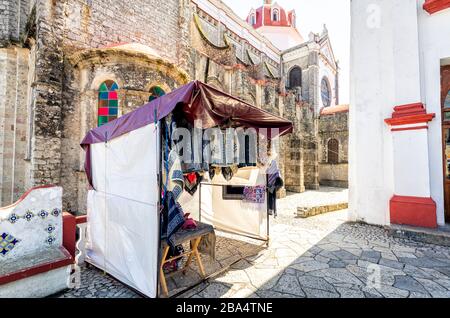 Kleines Geschäft auf dem Straßenmarkt in der Nähe der Kathedrale in Cuetzalan, Puebla, Mexiko. Stockfoto