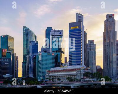 Singapur, 18.02.2020: Singapurs Finanzviertel und Fullerton Hotel bei Sonnenuntergang. Stockfoto