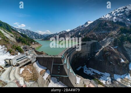 Weiter Blick auf die Kurobe Dam Japan höchste Staudamm- und Wasserkraftanlage Kurobe Smaragdgrüner See Tateyama Kurobe Alpine Route Toyoma Präfektur Japan Stockfoto