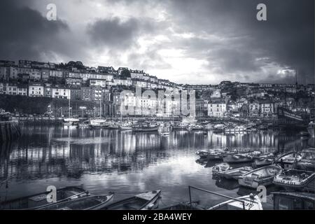 Architektonische Brücken und Piers. Modern, viktorianisch oder industriell. Szenen mit Brücke oder Pier mit Wasser, Kanal, See, Strand oder Fluss. Stockfoto