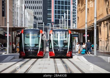 Die Stadtbahnen von Sydney fahren entlang der george Street im Stadtzentrum von Sydney, New South Wales, Australien Stockfoto