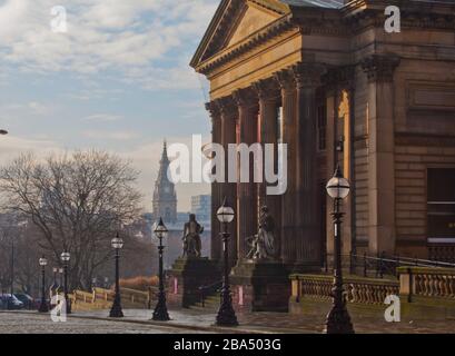 Klassische Gebäude mit neuen oder modernen Gebäuden in derselben Szene. Einige in Gebieten des Welterbes, die ihre Ausweisung riskieren. Stockfoto