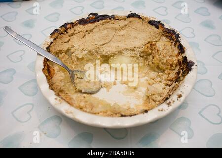 Halb gefressene apfelkuchen auf Küchentisch Stockfoto