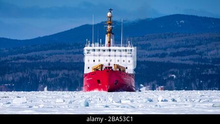 Eisbrecher CGS Pierre Radisson von der kanadischen Küstenwache in der Bucht von Gaspe. Stockfoto