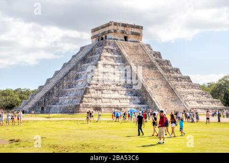 Chichen Itza, Mexiko - 23. Dezember 2019: Touristen besuchen die berühmte Kukulcan Pyramide in Chichen Itza auf der Halbinsel Yucatan in Mexiko. EINE UNESCO-WELT H Stockfoto