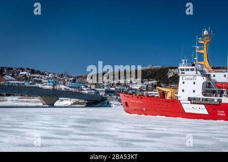 Eisbrecher CGS Pierre Radisson von der kanadischen Küstenwache in der Bucht von Gaspe. Stockfoto