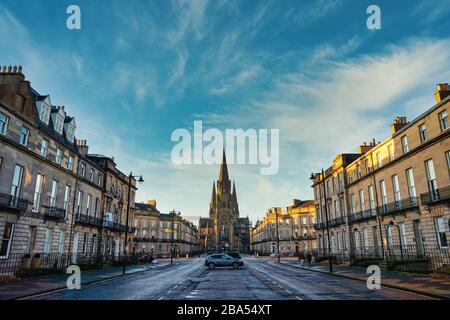 Georgianische Häuser an der Melville Street, die zur St. Mary's Cathedral im West End von Edinburgh Scotland führen Stockfoto