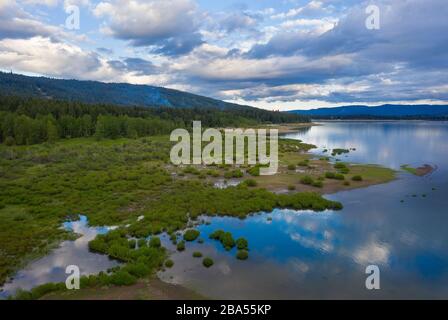 CLE Elum Lake in Wolken am späten Nachmittag Stockfoto