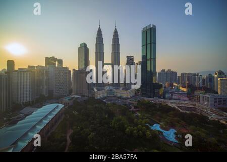 Kuala Lumpur, Malaysia - 31. August 2019: Blick auf den Sonnenuntergang in der Skyline der Stadt Kuala Lumpur mit Petronas Twin Towers. Stockfoto