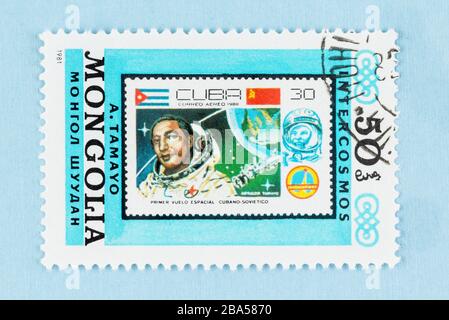 SEATTLE, WASHINGTON - 22. März 2020: Nahaufnahme der Briefmarke der Mongolei mit einer kubanischen Briefmarke mit dem Kosmonauten Arnaldo Tamayo Mendez. Stockfoto