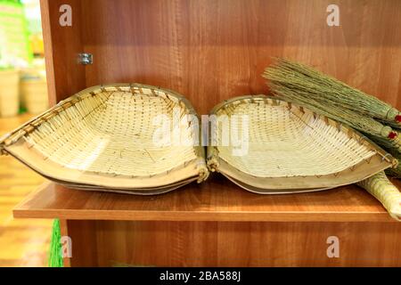 Staubpfanne, handgestrickte Staubpfanne mit Nahaufnahme Stockfoto