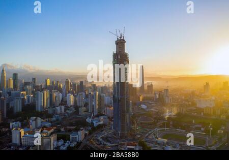 Kuala Lumpur, Malaysia - 5. Januar 2020: Luftdronw Blick auf den Sonnenaufgang in der Skyline der Stadt Kuala Lumpur. Stockfoto