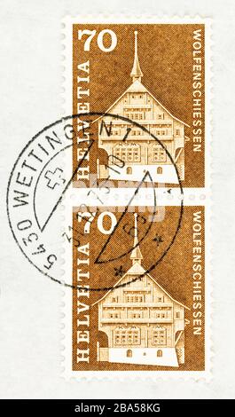 SEATTLE, WASHINGTON - 22. März 2020: Schweizer Briefmarken auf Briefumschlag mit historischem Lussy Haus Wolfenschiessen, mit Wettinger Poststempel. Stockfoto