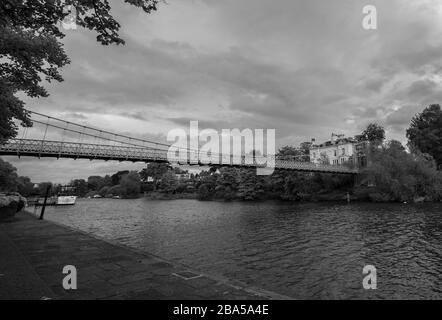 Architektonische Brücken und Piers. Modern, viktorianisch oder industriell. Szenen mit Brücke oder Pier mit Wasser, Kanal, See, Strand oder Fluss. Stockfoto