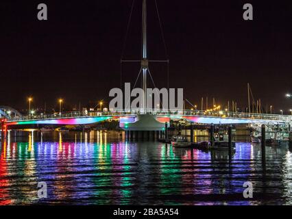 Architektonische Brücken und Piers. Modern, viktorianisch oder industriell. Szenen mit Brücke oder Pier mit Wasser, Kanal, See, Strand oder Fluss. Stockfoto