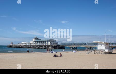Architektonische Brücken und Piers. Modern, Viktorianisch. Szenen mit Brücke oder Pier mit Wasser, Strand. Bournemouth Pier vor dem Zipwire Stockfoto