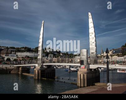 Architektonische Brücken und Piers. Modern, viktorianisch oder industriell. Szenen mit Brücke oder Pier mit Wasser, Kanal, See, Strand oder Fluss. Stockfoto