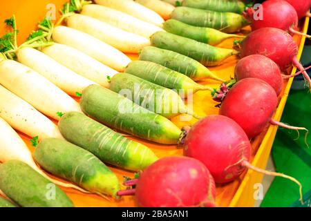 Rote Rettich, grüne Rettich und weiße Rettich sind auf dem Markt Stockfoto