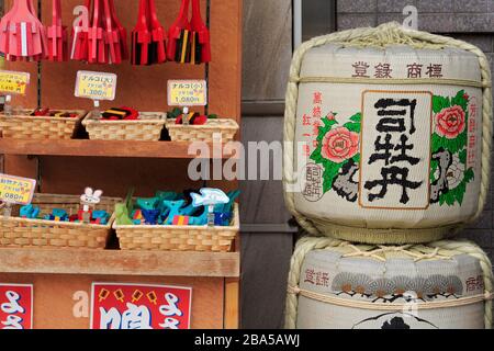 Sake Fässern, Arcade-Straße, Kochi Stadt, Insel Shikoku, Japan, Asien Stockfoto