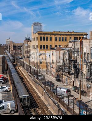 Blue Line Züge fahren in die U-Bahn im Wicker Park Nachbarschaft Stockfoto