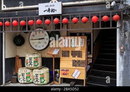 Sake Fässern, Arcade-Straße, Kochi City, Insel Shikoku, Japan, Asien Stockfoto