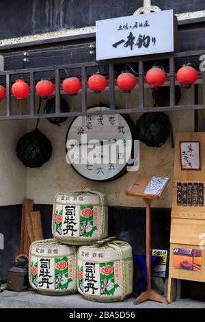 Sake Fässern, Arcade-Straße, Kochi City, Insel Shikoku, Japan, Asien Stockfoto