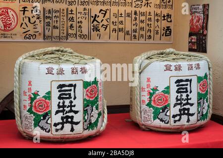 Sake Fässern, Arcade-Straße, Kochi City, Insel Shikoku, Japan, Asien Stockfoto