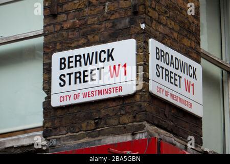 Zwei Straßenschilder an der Eckwand, Soho, London, Großbritannien Stockfoto