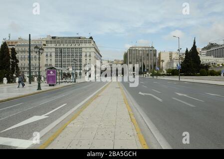 Griechenland. März 2020. Leere Straßen nach der kurzen Feier des griechischen Nationaljubiläums vom 25. März des Jahres, auf dem Syntagma Square.wie viele Länder, ist Griechenland der Bedrohung durch Covid-19 ausgesetzt. Die meisten Geschäfte, Restaurants usw. sind geschlossen, es gibt keinen Verkehr, keine überfüllten Menschen aufgrund der Meter, die die griechische Regierung ergriffen hat, um die öffentliche Gesundheit zu schützen. (Foto von Dimitrios Karvountzis/Pacific Press) Credit: Pacific Press Agency/Alamy Live News Stockfoto