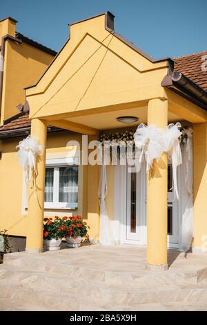 Speziell dekoriertes Haus mit Blumen Stockfoto