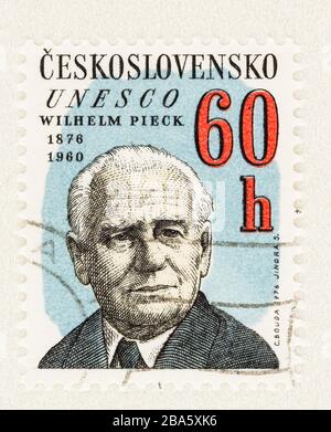 SEATTLE WASHINGTON - 25. März 2020: Nahaufnahme der Tschechoslowakei UNESCO Briefmarke mit Präsident der DDR Wilhelm Pieck, ausgestellt im Jahr 1976 Stockfoto