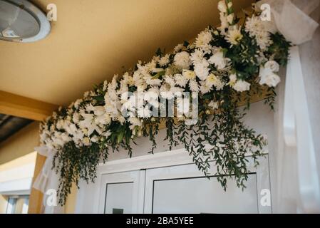Speziell dekoriertes Haus mit Blumen Stockfoto