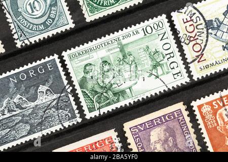 SEATTLE WASHINGTON - 25. März 2020: Nahaufnahme von gebrauchten norwegischen Briefmarken im Stock Album. Stockfoto