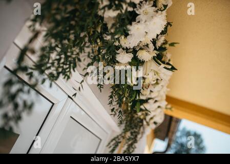 Speziell dekoriertes Haus mit Blumen Stockfoto